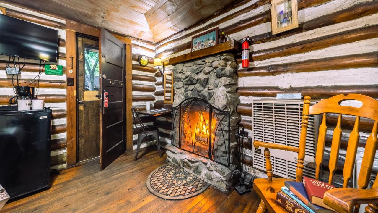 Log Cabin Motor Court Asheville Exterior photo