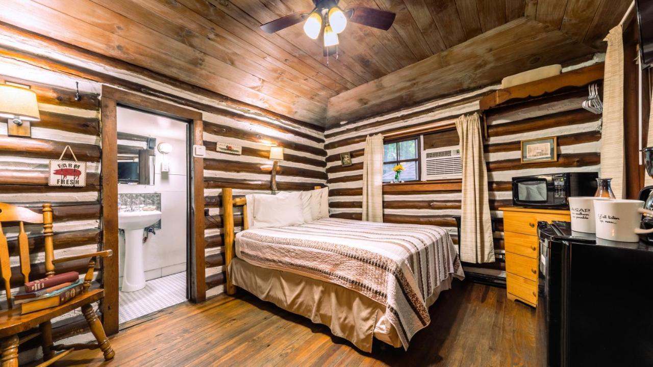 Log Cabin Motor Court Asheville Exterior photo